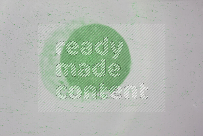 تلتقط الصورة تناثرا للطلاء الأخضر علي خلفية بيضاء