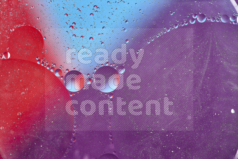 لقطات مقربة لفقاعات من الزيت على سطح الماء باللون الأزرق والأحمر والأرجواني