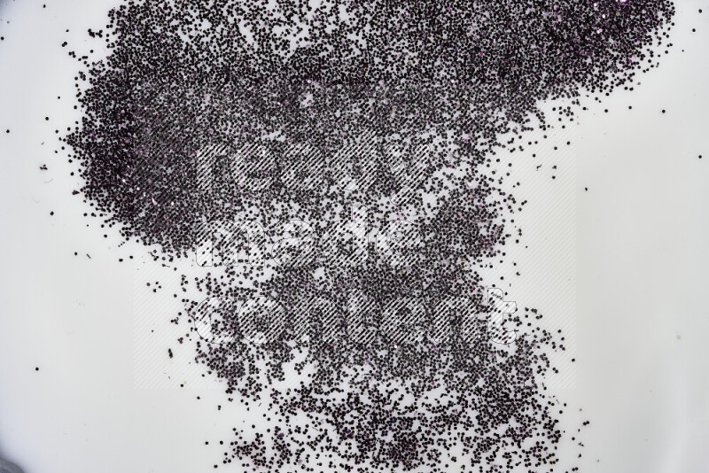 لقطة مقربة لبريق أرجواني متلألئ منتشر على خلفية من اللون الأخضر والأبيض في حركات دائرية