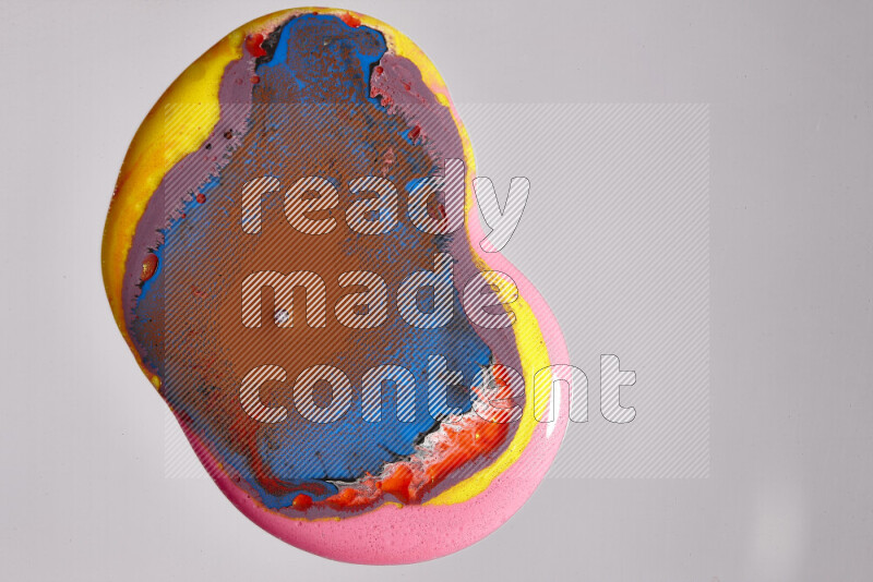 لقطات مقربة لألوان متنوعة تمتزج على خلفية رمادية