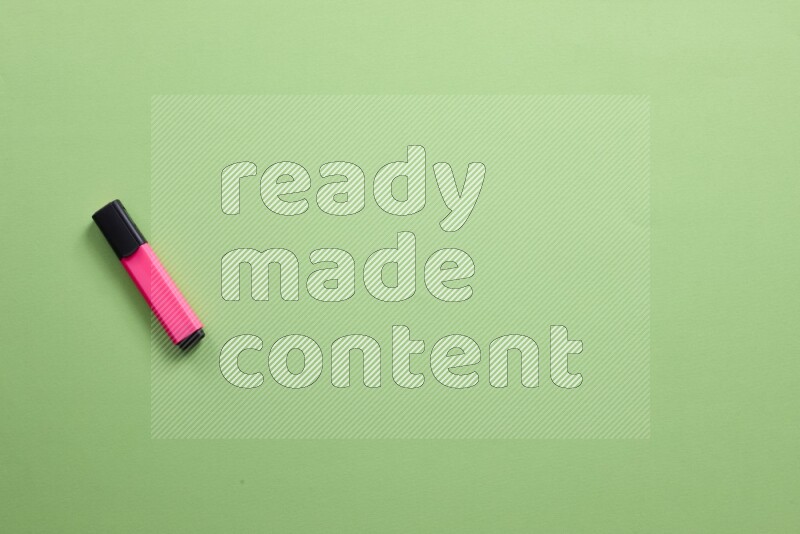 أقلام تحديد ملونة علي خلفية خضراء