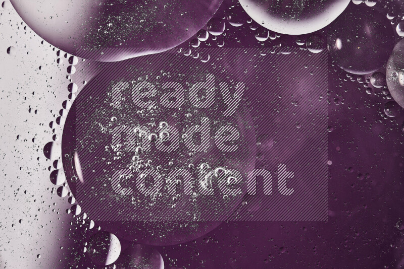 لقطات مقربة لفقاعات من الزيت على سطح الماء باللون الأبيض والأرجواني