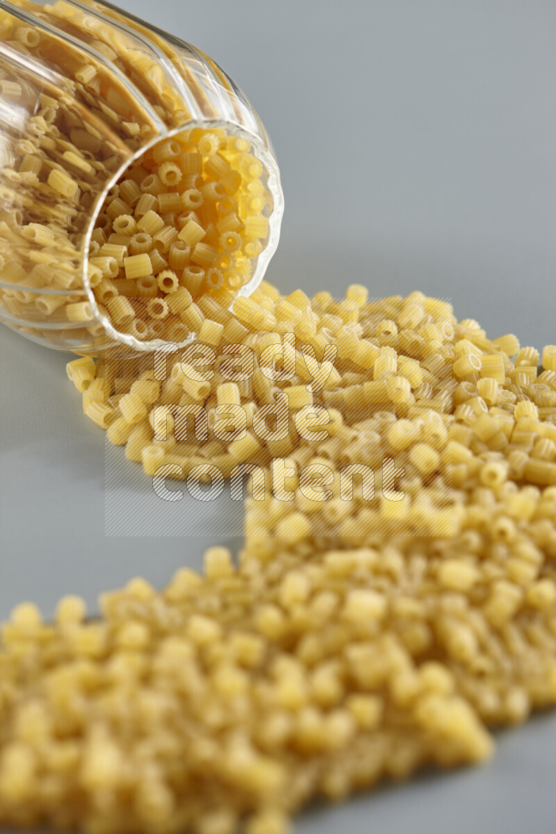 وعاء مقلوب مملوء بالمعكرونة علي خلفية زرقاء