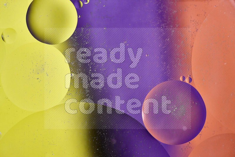 لقطات مقربة لفقاعات من الزيت على سطح الماء باللون الأصفر والبرتقالي والأرجواني