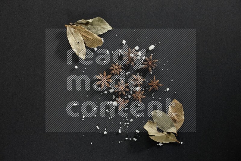 الملح واليانسون النجمي وورق الغار على خلفية سوداء