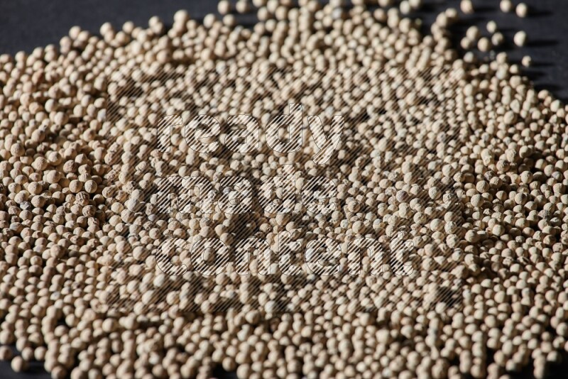 حبات الفلفل الأبيض علي أرضية سوداء