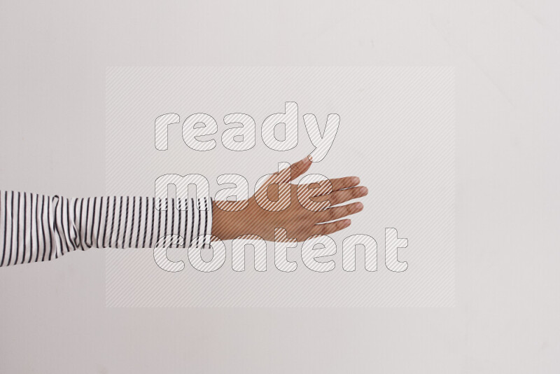 امرأة تشير بيديها بلغة الإشارات المختلفة