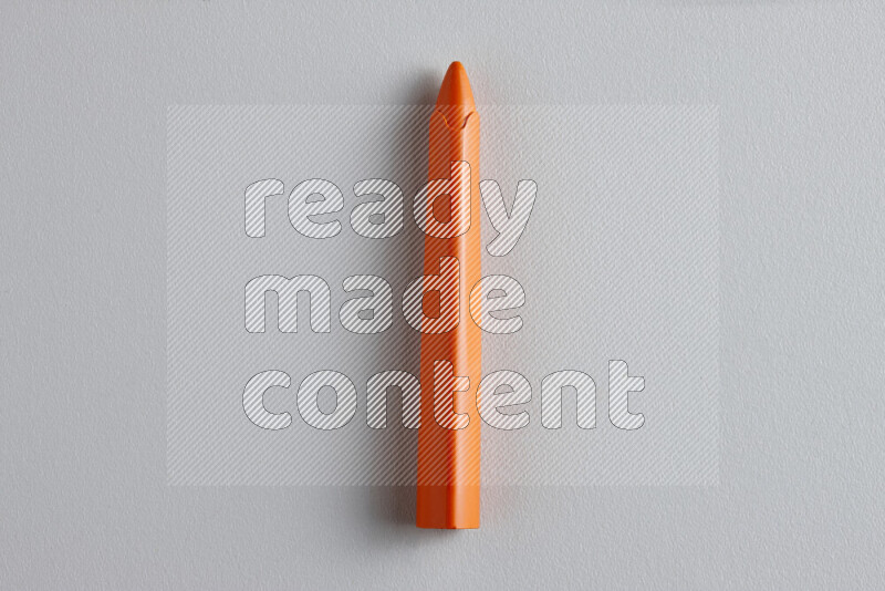 لقطة مقربة تظهر قلم تلوين شمعي واحد على خلفية رمادية