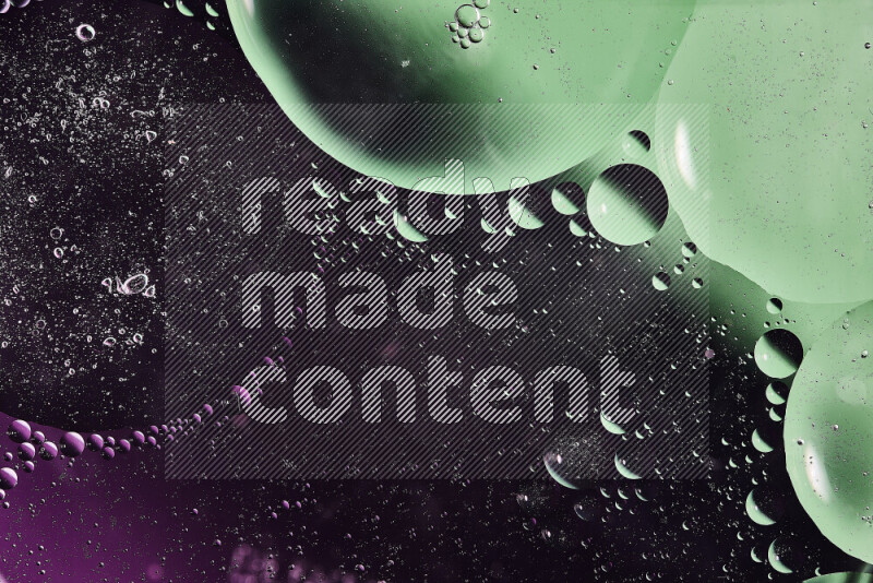 لقطات مقربة لفقاعات من الزيت على سطح الماء باللون الأخضر والأرجواني