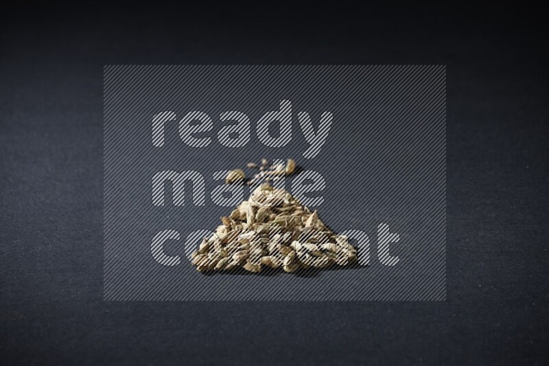 حبوب الهيل في شكل مثلث على خلفية سوداء