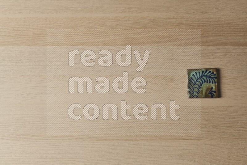 قواعد أكواب فخارية مزخرفة على خلفية خشبية فاتحة