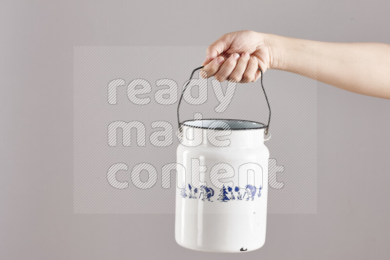 امرأة تحمل بيديها أدوات معدنية مختلفة في أوضاع متعددة