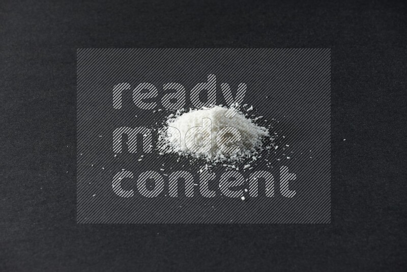 جوز الهند المجفف المبشور علي خلفية سوداء