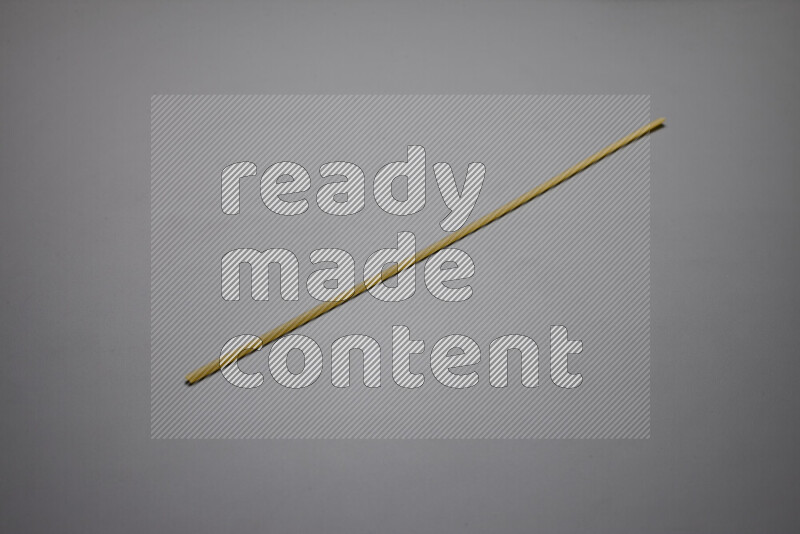 معكرونة شرايط علي خلفية رمادية