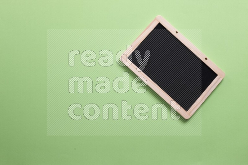 سبورة سوداء علي خلفية خضراء