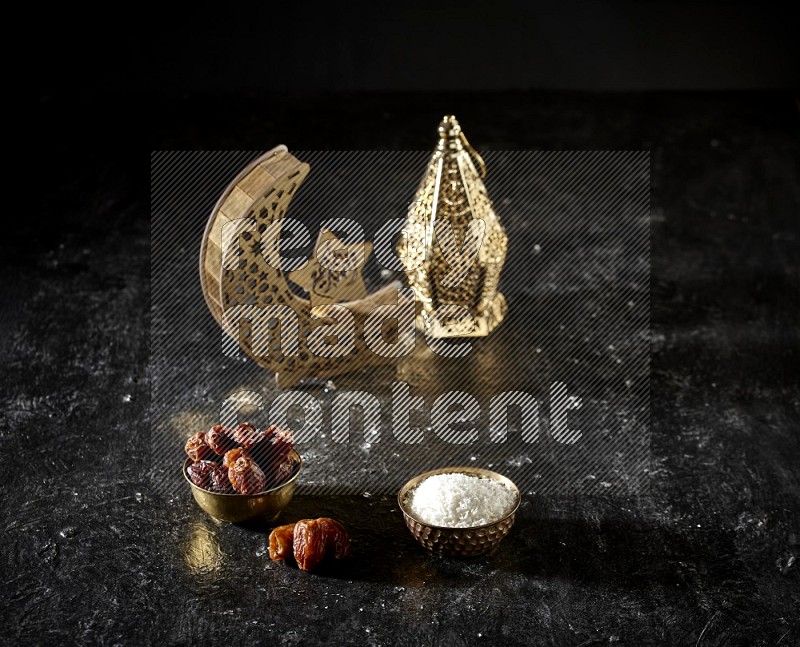 تمر في وعاء معدني مع جوز الهند المجفف بجانب فوانيس ذهبية علي خلفية سوداء