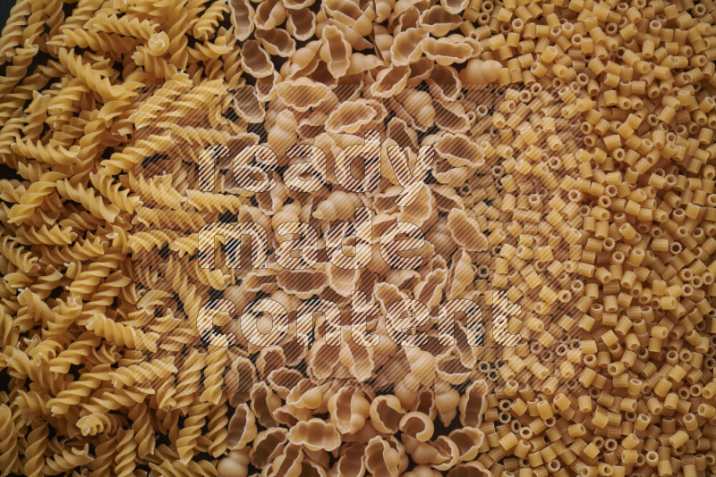 3 انواع معكرونة علي الخلفية كاملة