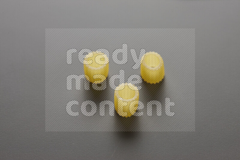 معكرونة خواتم علي خلفية رمادية