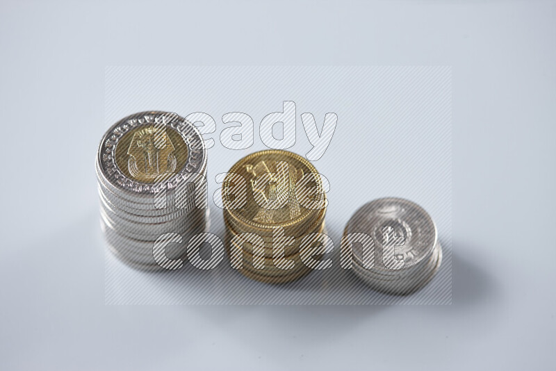 صورة مقربة لعملات مصرية متنوعة على خلفية رمادية