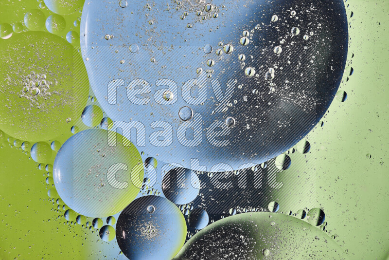 لقطات مقربة لفقاعات من الزيت على سطح الماء باللون الأخضر والأزرق