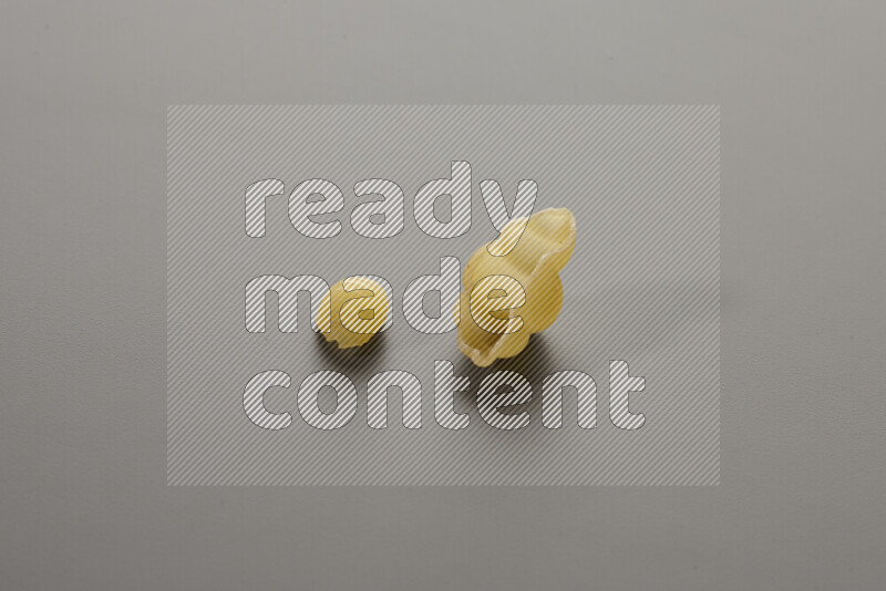 معكرونة ودعة في وعاء فخاري علي خلفية رمادية