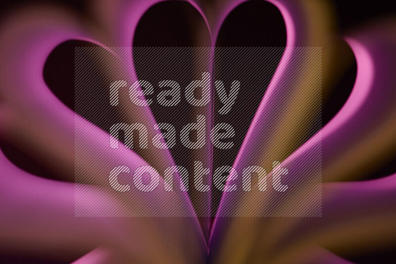 فن تجريدي يعرض منحنيات وتدرجات اللون الأصفر والوردي مكونه بضوء ملون