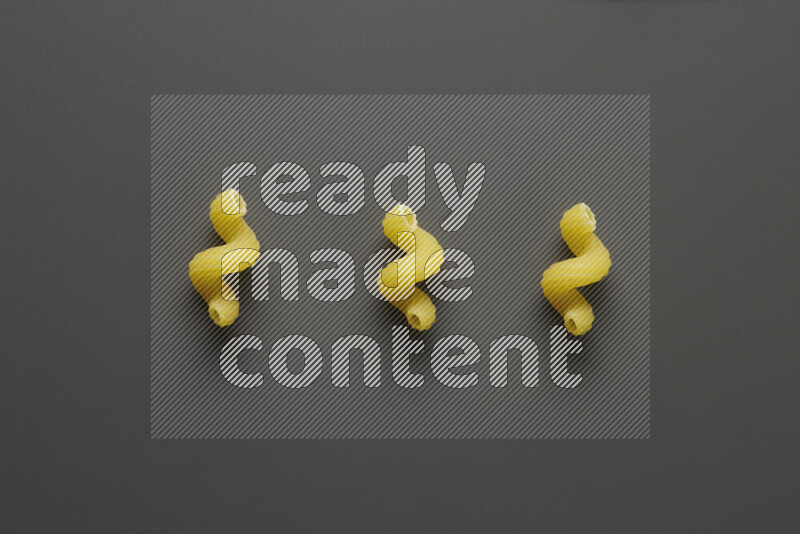 معكرونة تويست علي خلفية رمادية