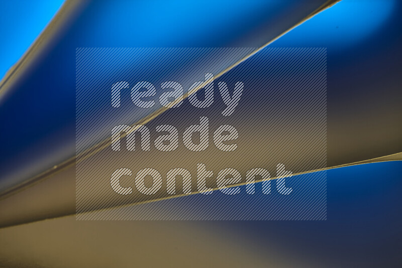 فن تجريدي يعرض منحنيات مع تدرجات الألوان الدافئة والباردة مكونه بضوء ملون