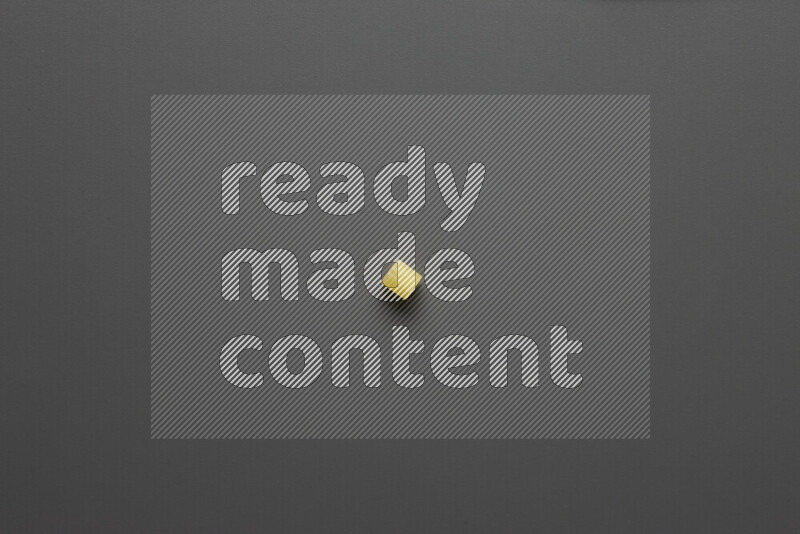 معكرونة مرمرية علي خلفية رمادية