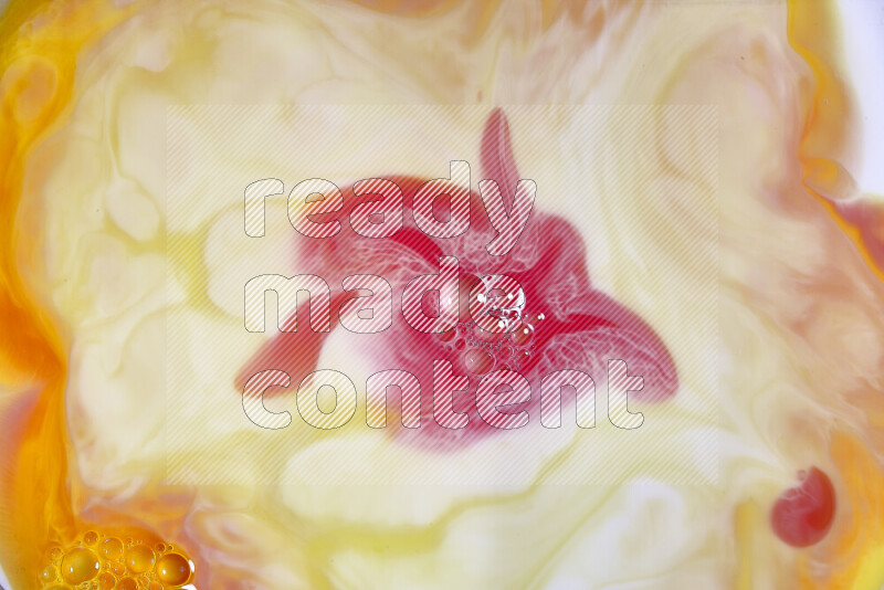 لقطة مقربة لأنماط دوامية باللون البرتقالي والأحمر والأبيض