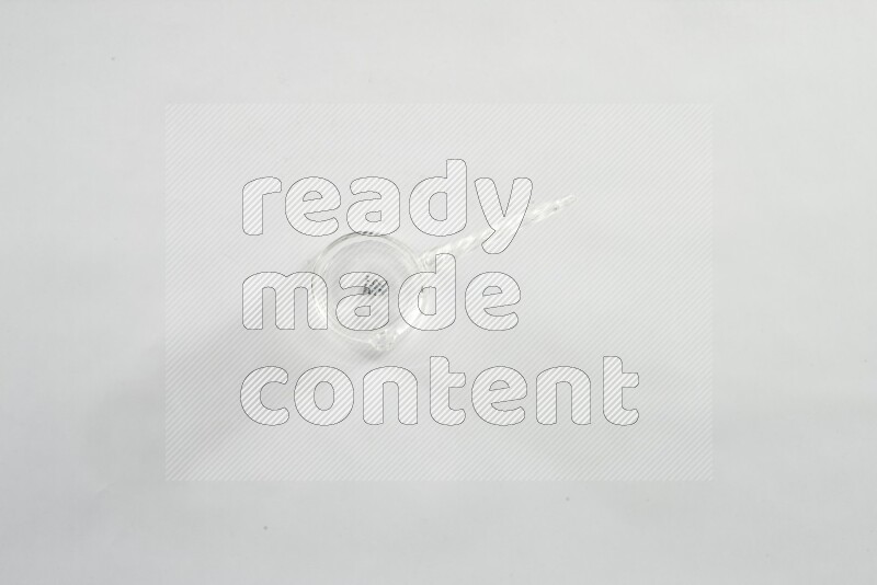 أواني زجاجية مثل إبريق للقهوة وكوب وصحن ووعاء علي خلفية بيضاء