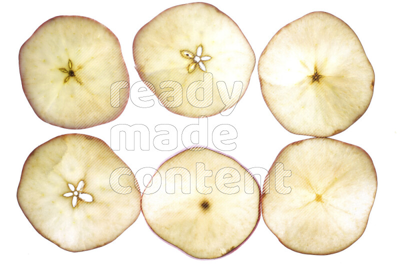 شرائح من التفاح علي خلفية بيضاء مضيئة