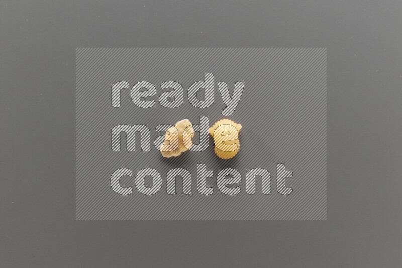 معكرونة قواقع مع أنواع أخري من المعكرونة علي خلفية رمادية