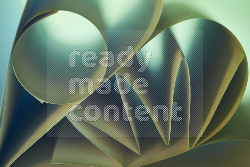 عرض فني لطيات الورق تخلق مزيج من الأشكال الهندسية، مضاءة بإضاءة ناعمة بدرجات اللون الأخضر والالوان الدافئة