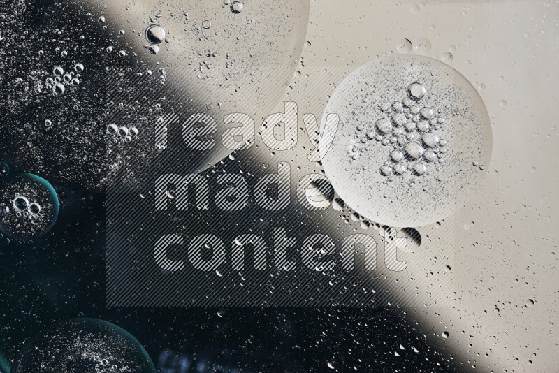 لقطات مقربة لفقاعات من الزيت على سطح الماء باللون الأخضر والبني