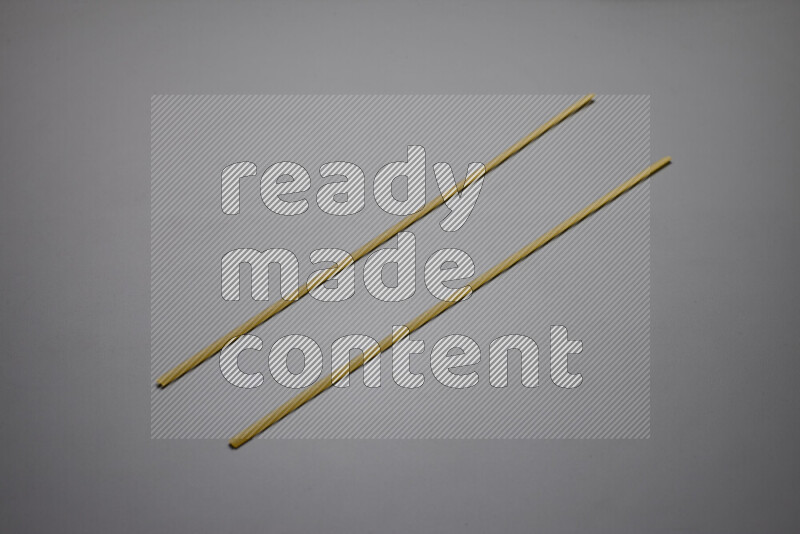 معكرونة شرايط علي خلفية رمادية