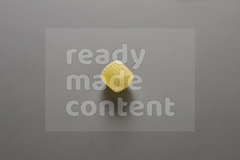 معكرونة خواتم علي خلفية رمادية