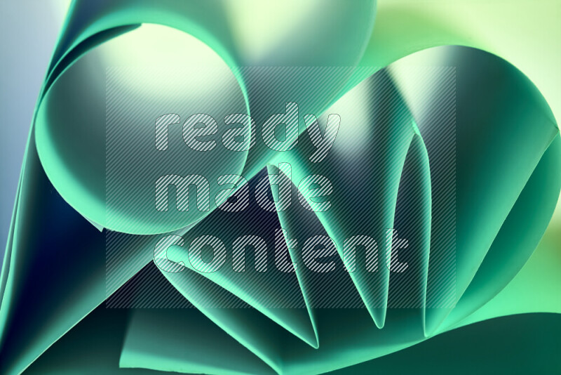 عرض فني لطيات الورق تخلق مزيج من الأشكال الهندسية، مضاءة بإضاءة ناعمة بدرجات اللون الأخضر