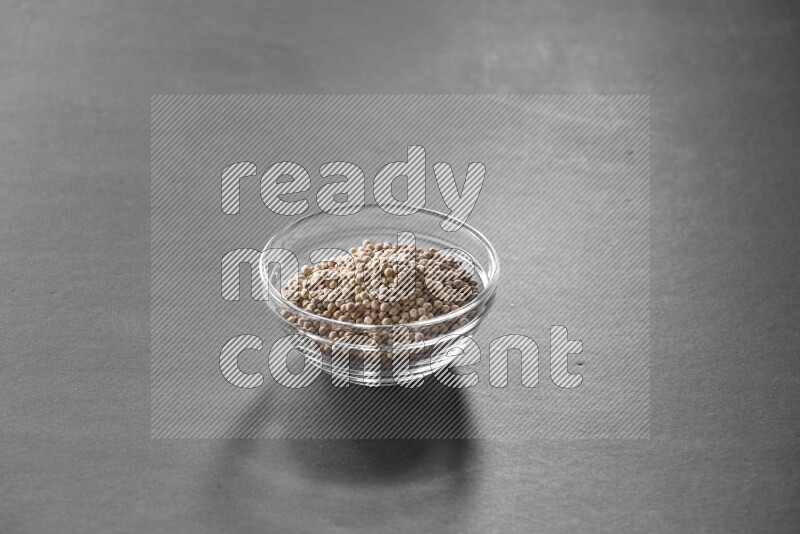 فلفل أبيض في وعاء زجاجي علي خلفية سوداء