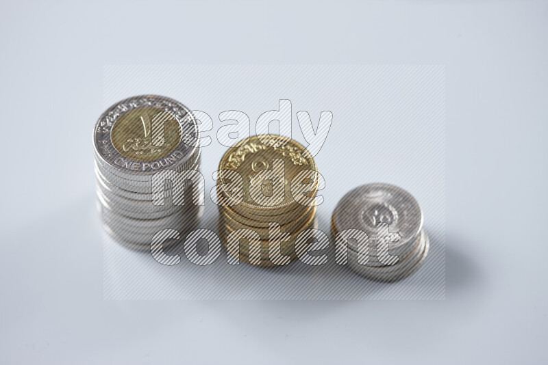 صورة مقربة لعملات مصرية متنوعة على خلفية رمادية