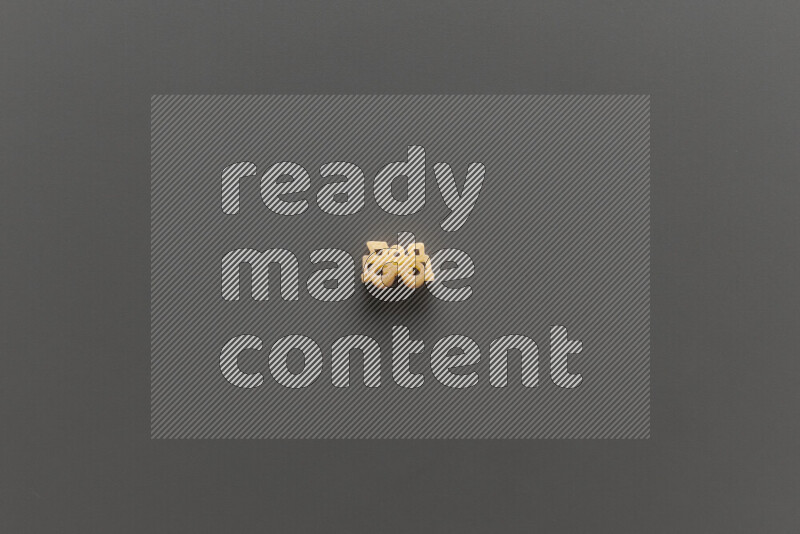 معكرونة بأشكال مختلفة للأطفال علي خلفية رمادية