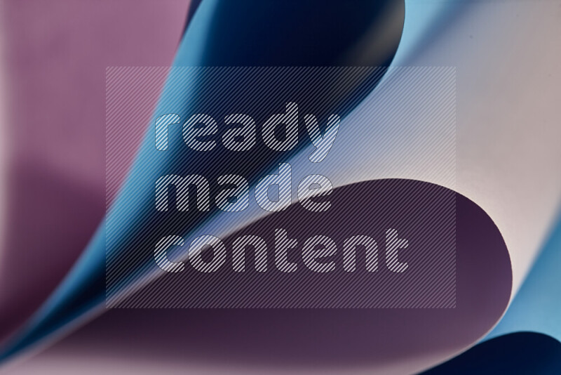 فن تجريدي يعرض المنحنيات المرتبة للأوراق باللون الارجواني والأزرق