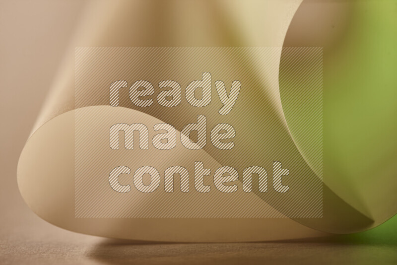 فن تجريدي يعرض منحنيات وتدرجات اللون الأخضر والأصفر مكونه بضوء ملون