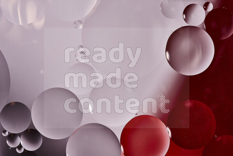 لقطات مقربة لفقاعات من الزيت على سطح الماء باللون الأبيض والأحمر