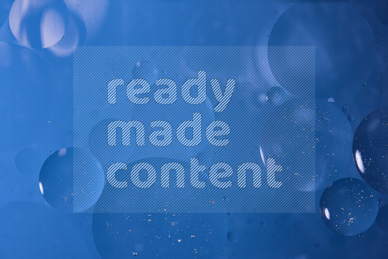 لقطات مقربة لفقاعات من الزيت على سطح الماء باللون الأزرق