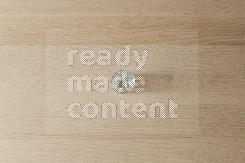 كوب زجاجي فارغ على خلفية خشبية فاتحة