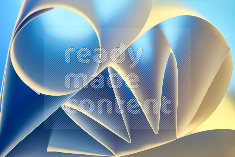 عرض فني لطيات الورق تخلق مزيج من الأشكال الهندسية، مضاءة بإضاءة ناعمة بدرجات اللون الأزرق والالوان الدافئة