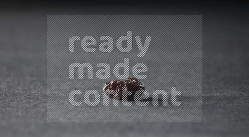 حبة واحدة من البرقوق المجفف على خلفية سوداء