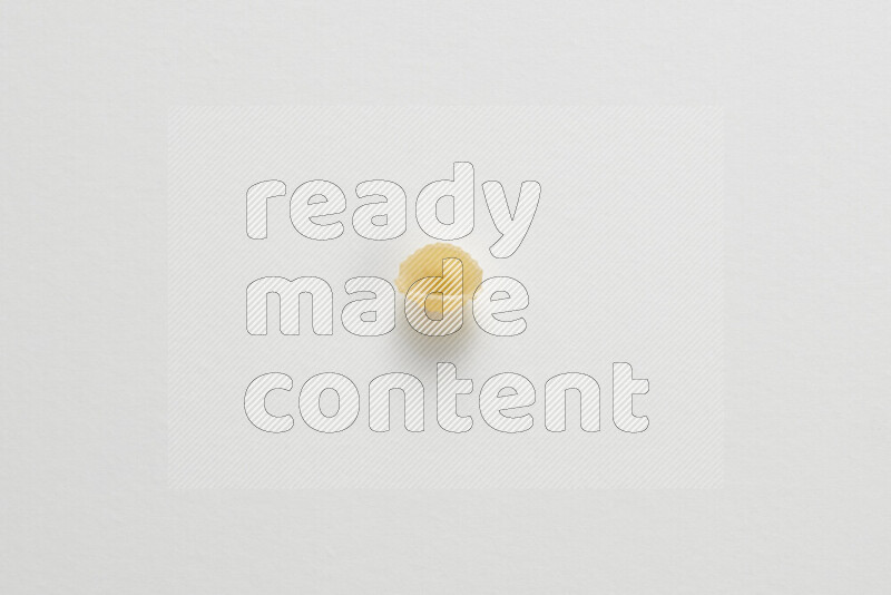 معكرونة ودعة علي خلفية بيضاء