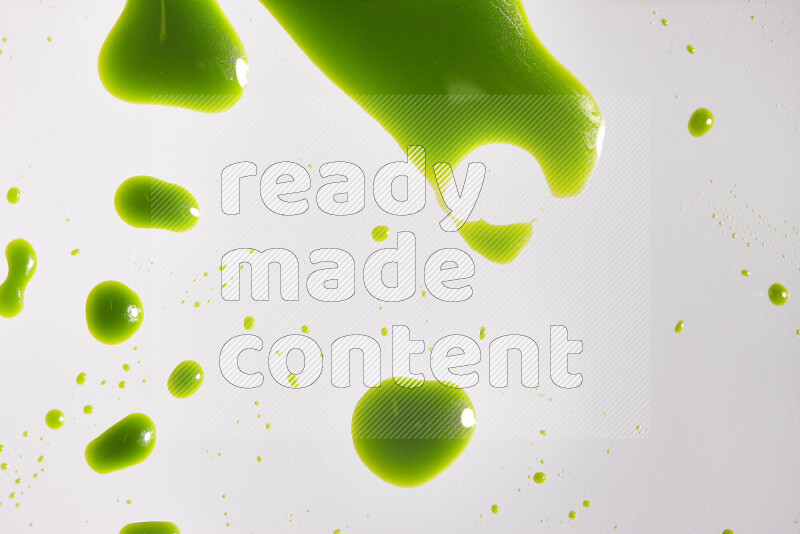 لقطات مقربة لقطرات من اللون الأخضر على الخلفية